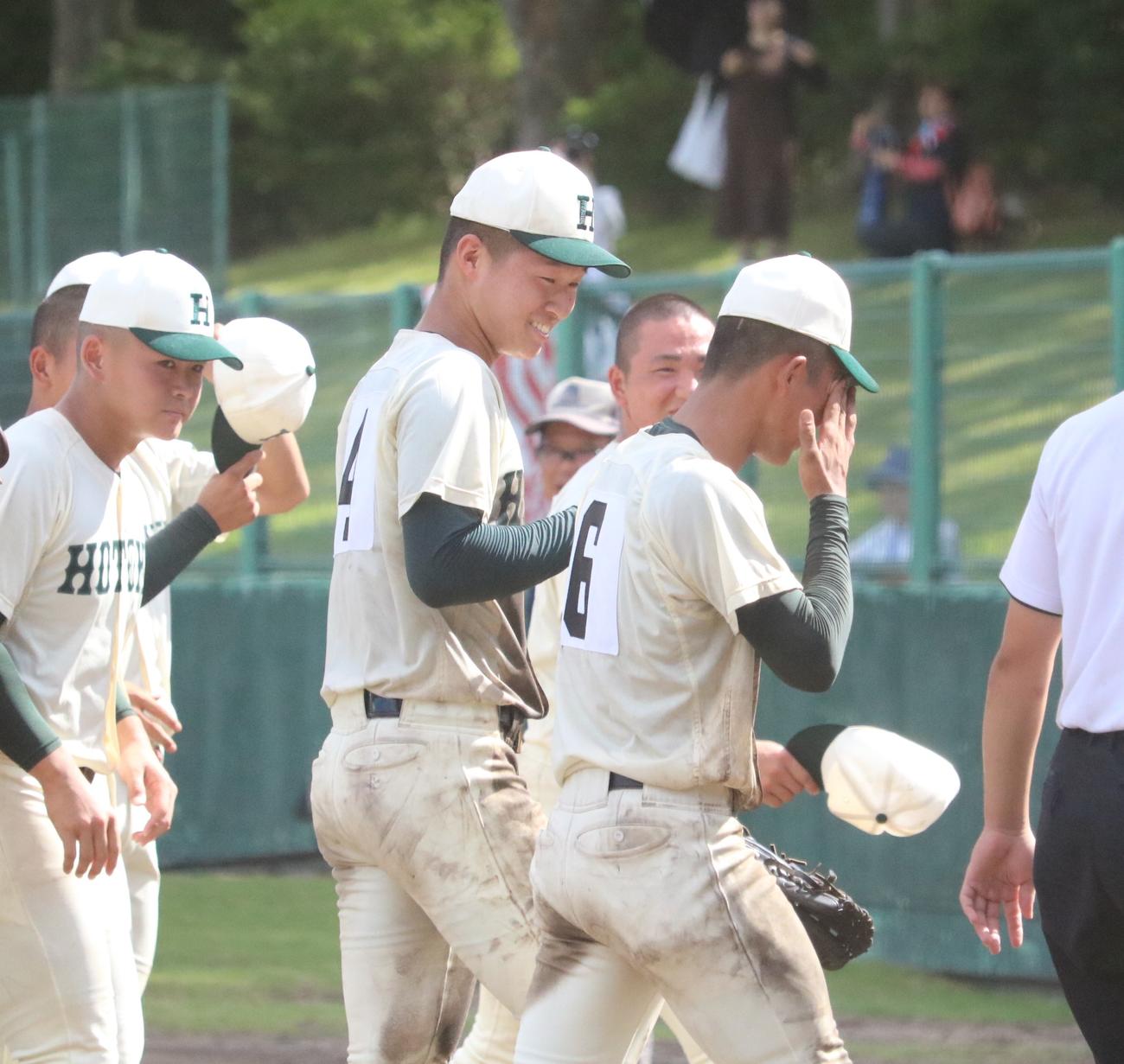 報徳学園対須磨友が丘　勝利して報徳学園の山岡（中央）らが笑顔を見せる（撮影・林亮佑）