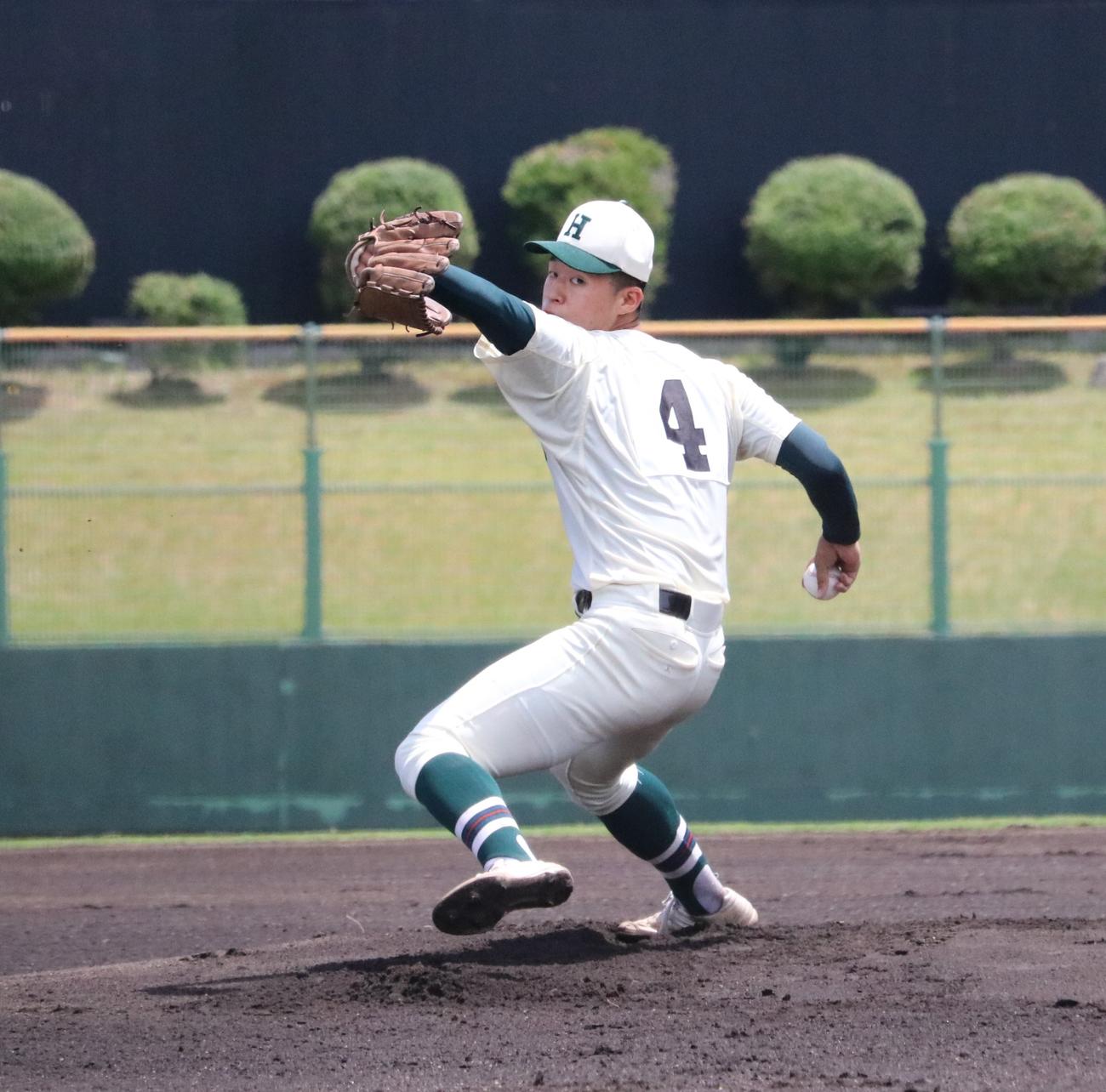 報徳学園対須磨友が丘　報徳学園先発の山岡（撮影・林亮佑）