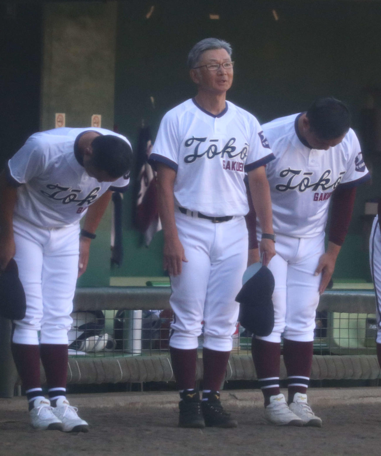 日大藤沢－桐光学園　敗戦し整列した野呂雅之監督（撮影・寺本吏輝）