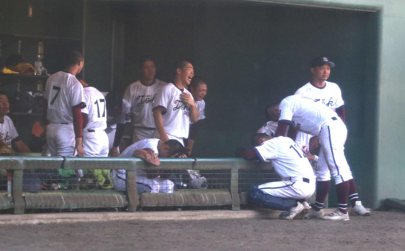 日大藤沢－桐光学園　敗戦し泣く桐光学園の選手（撮影・寺本吏輝）