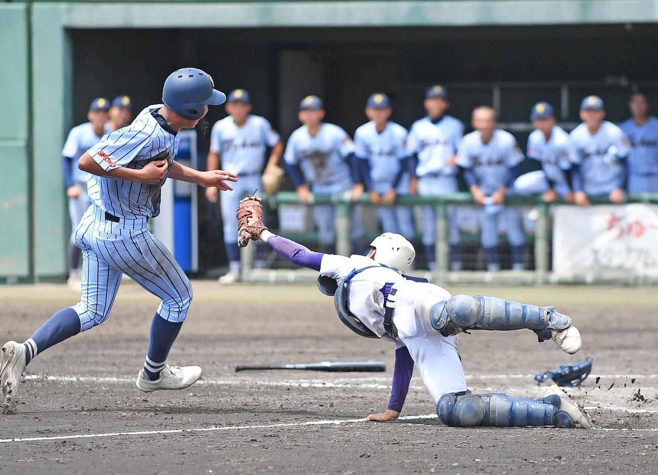 8回2死二塁、味方の適時打で本塁を狙った二塁走者の大村は相手捕手のタッチをかわす