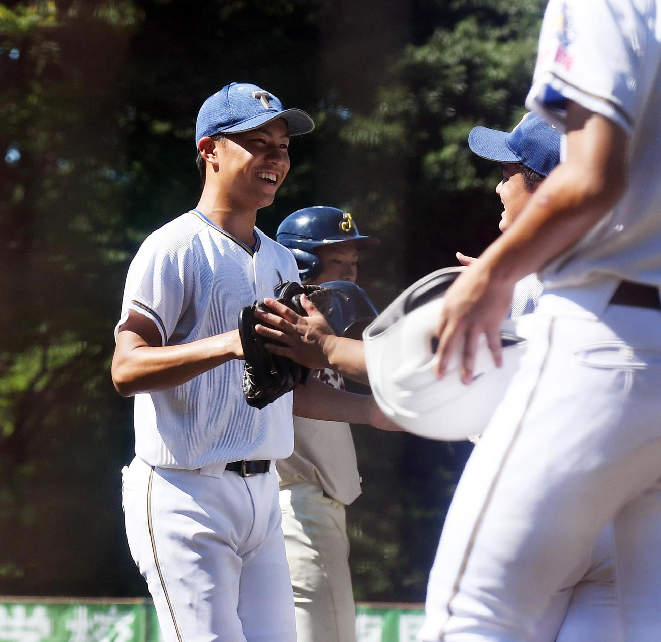 浜北西対桐陽　初回を無失点に抑え、笑顔でベンチに戻る桐陽・袴田