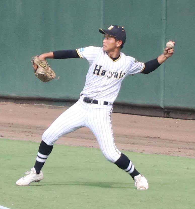 イニング間のキャッチボールをする横浜隼人・葛西（撮影・寺本吏輝）