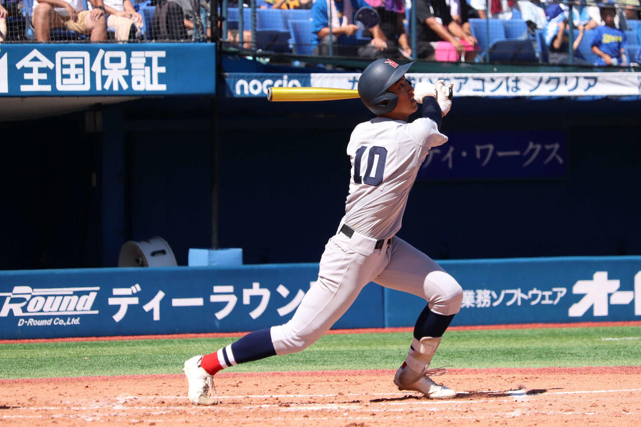 2回、2死二塁から先制の中越え適時二塁打を放つ、横浜の織田（撮影・保坂淑子）