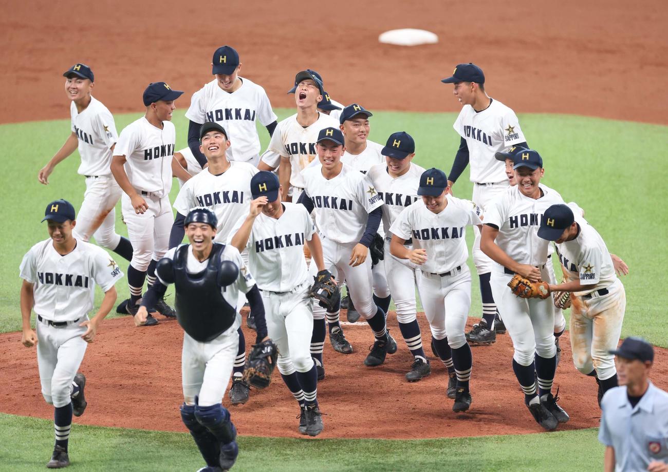 優勝し歓喜する北海ナイン（撮影・黒川智章）