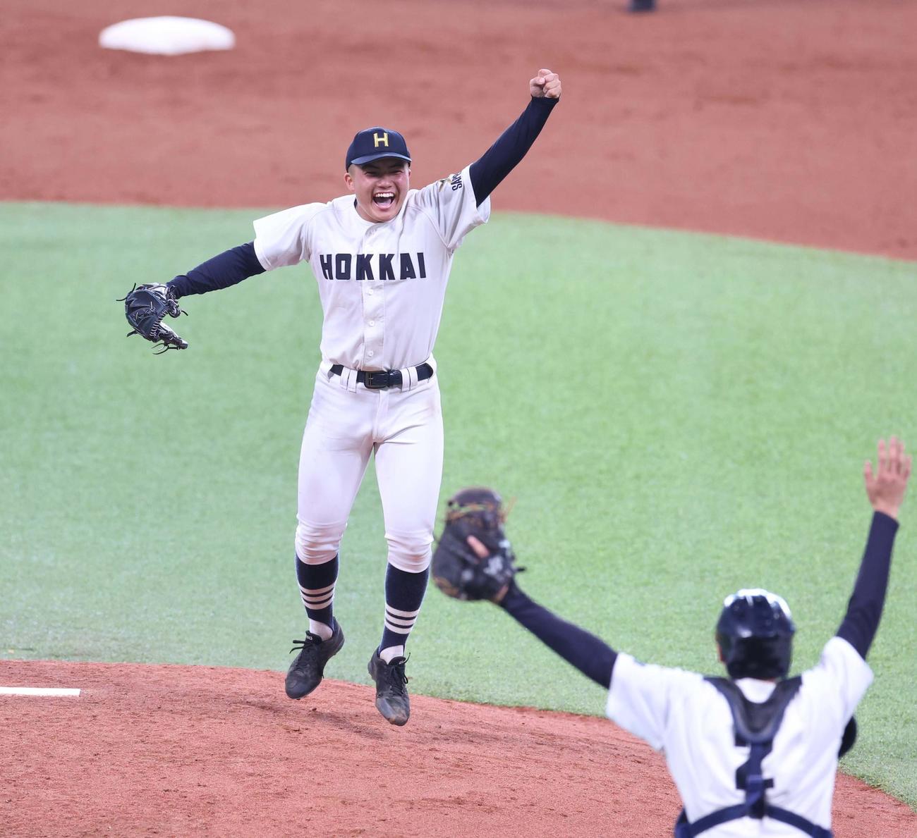 札幌日大対北海　優勝し笑顔でガッツポーズの北海・浅水（撮影・黒川智章）