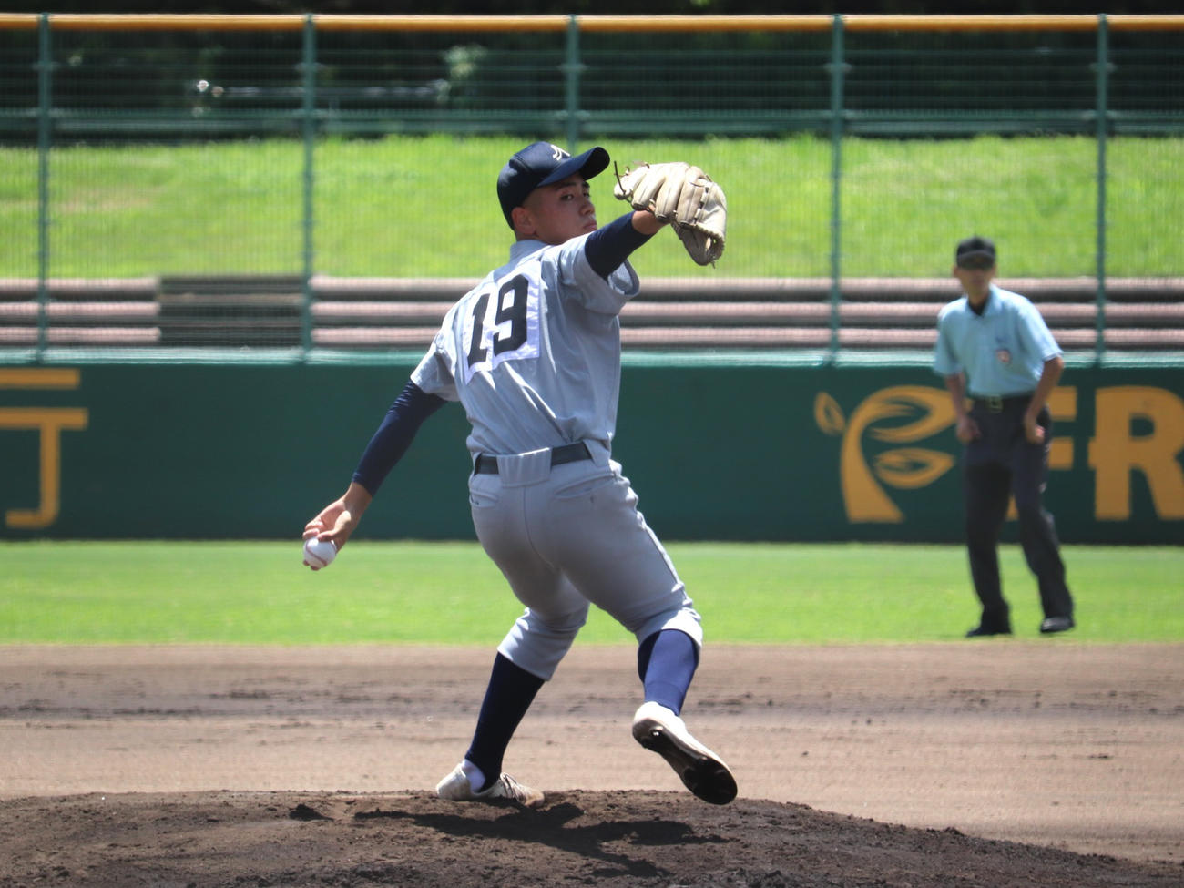 京都大会4回戦　京都外大西対龍谷大平安　先発した、京都外大西の1年生・志賀（撮影・中島麗）
