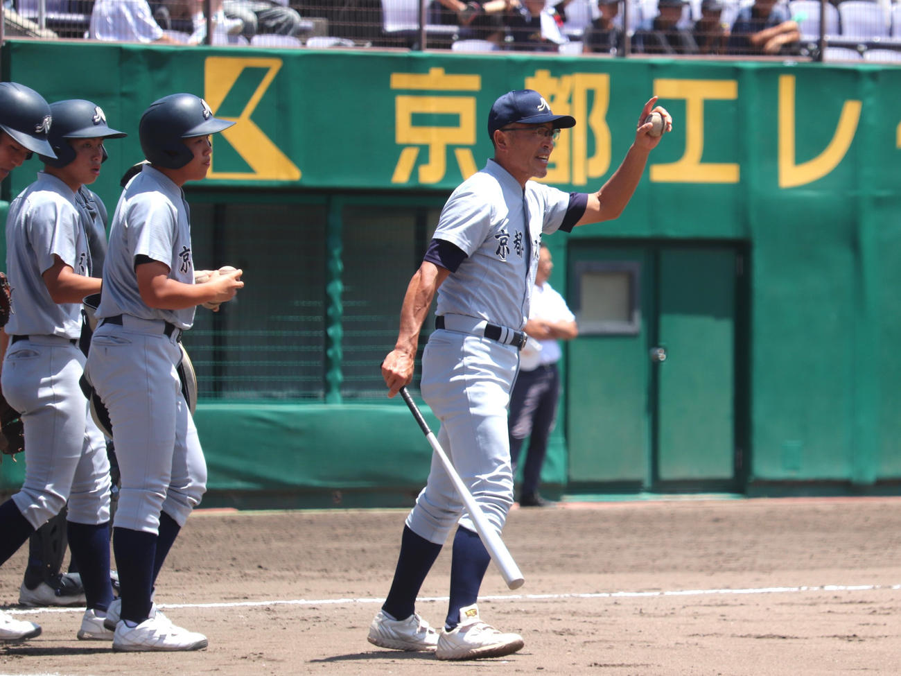 京都大会4回戦　京都外大西対龍谷大平安　京都外大西ノッカーの上羽監督（撮影・中島麗）