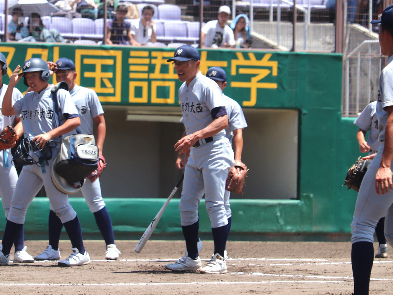 京都大会4回戦　京都外大西対龍谷大平安　京都外大西ノッカーの上羽監督（撮影・中島麗）