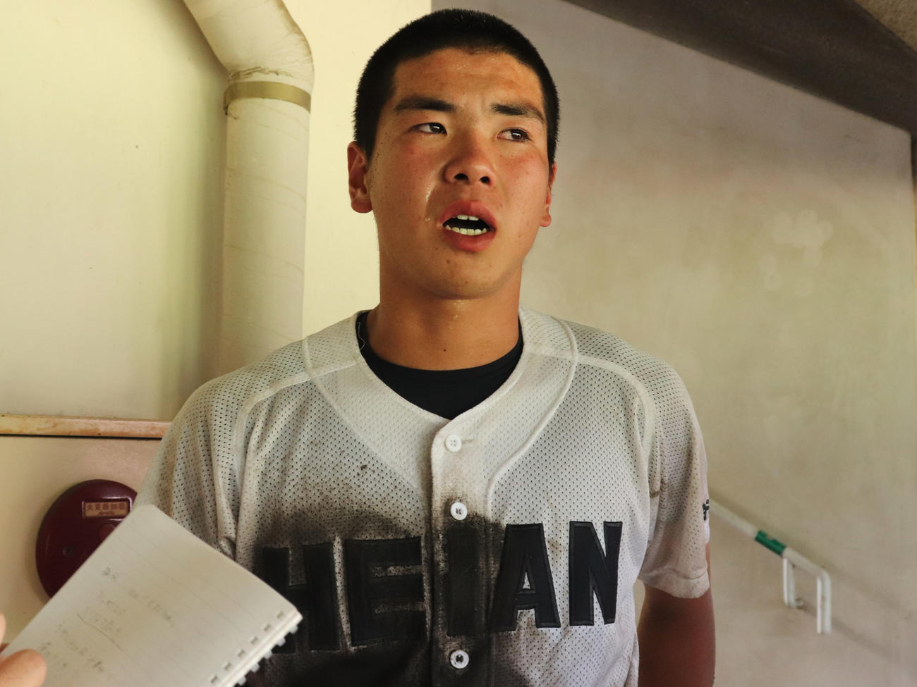 京都大会4回戦　京都外大西対龍谷大平安　試合後に涙目で取材に応じる、龍谷大平安の主将・鏡（撮影・中島麗）