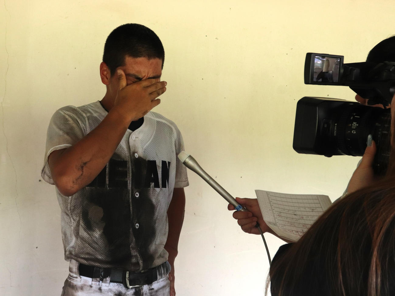 京都大会4回戦　京都外大西対龍谷大平安　試合後にテレビカメラの前で号泣する、龍谷大平安の主将・鏡（撮影・中島麗）