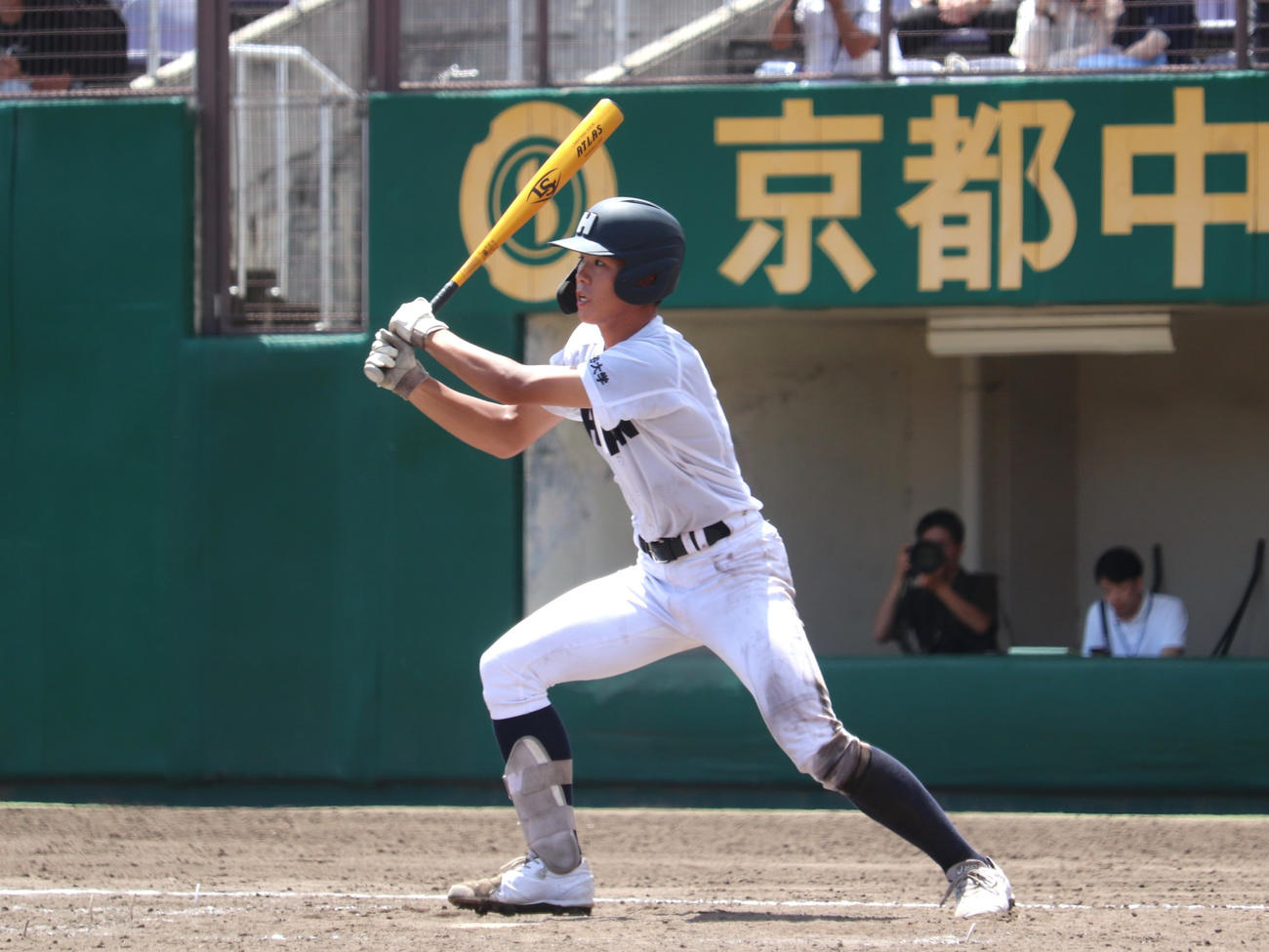 京都大会4回戦　京都外大西対龍谷大平安　6回裏無死で二塁打を放つ、龍谷大平安1番鏡（写真左）（撮影・中島麗）
