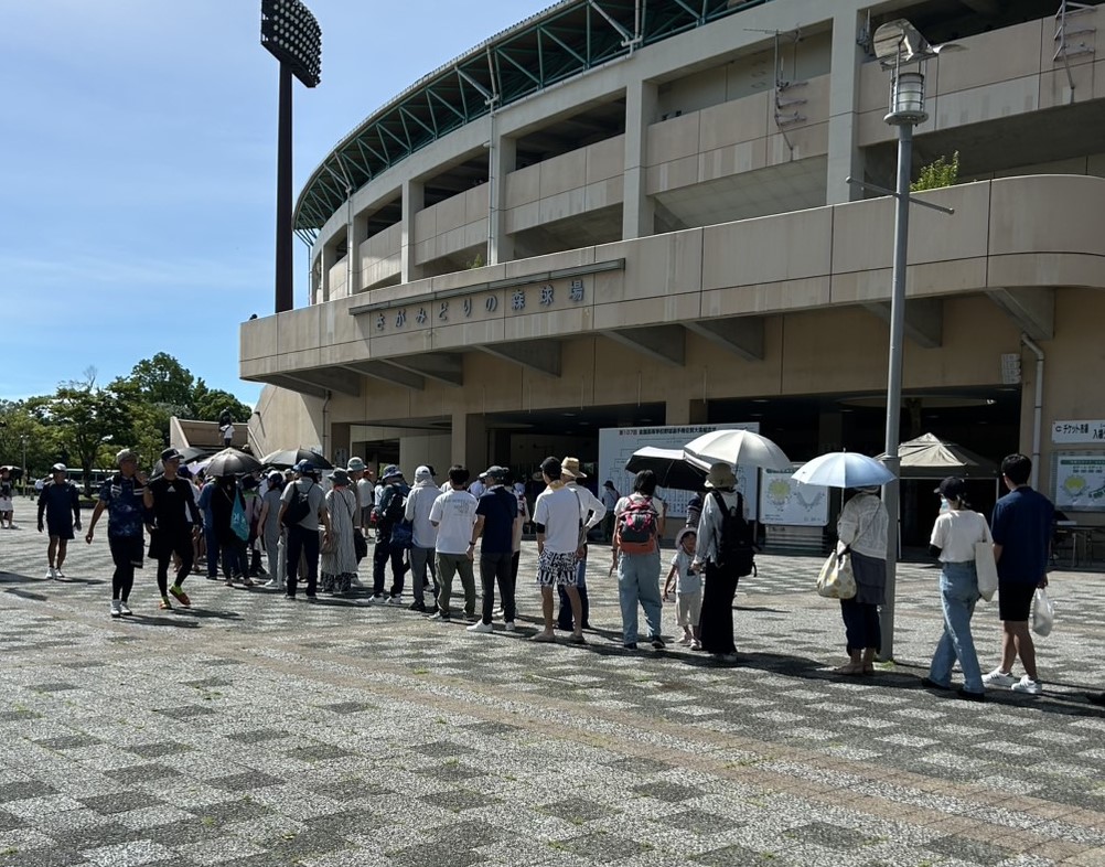 佐賀北農対北陵　佐賀大会決勝の当日券を求め、長蛇の列ができる（撮影・佐藤究）