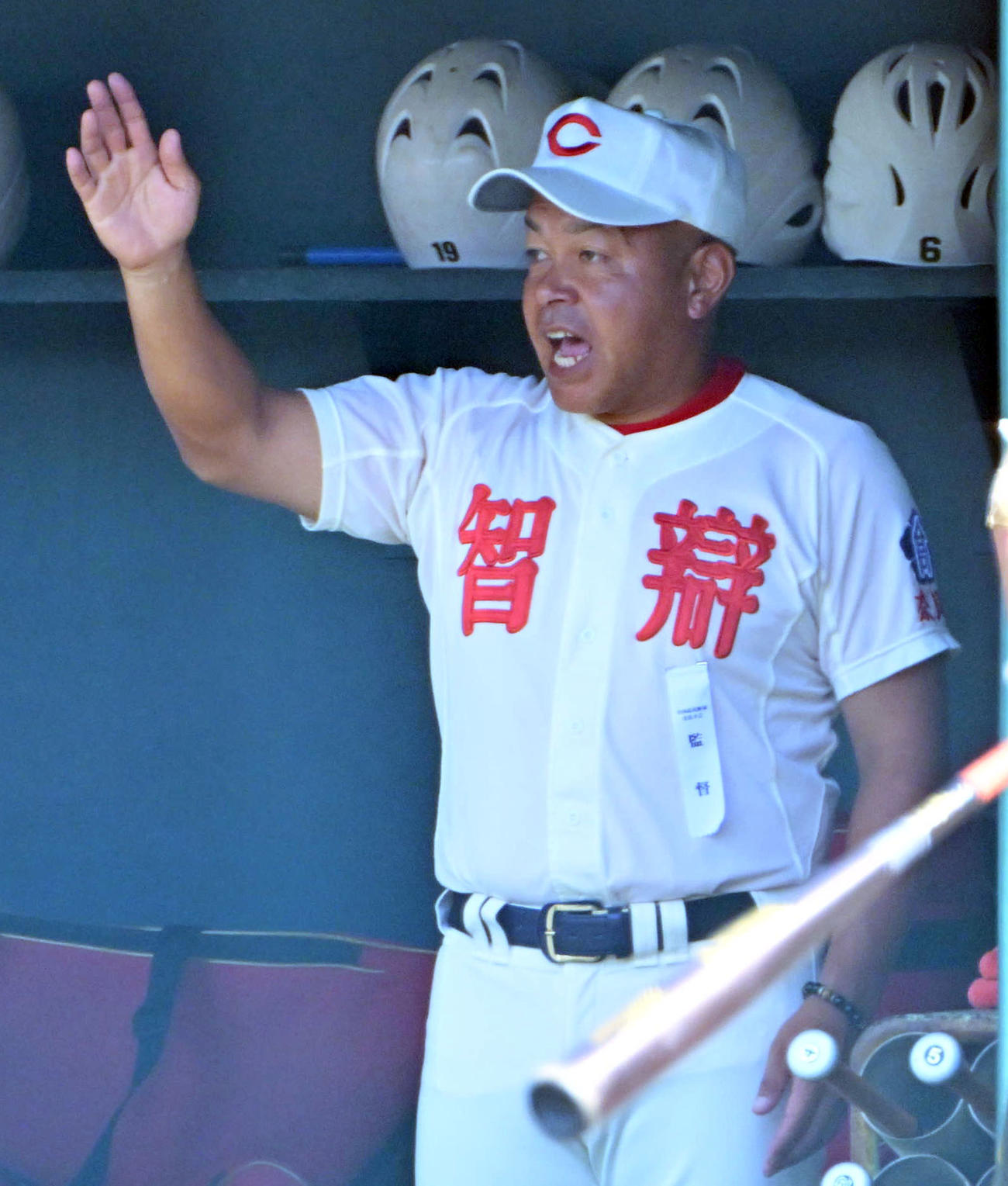 奈良対智弁学園　選手に声をかける智弁学園の小坂将商監督（撮影・石井愛子）