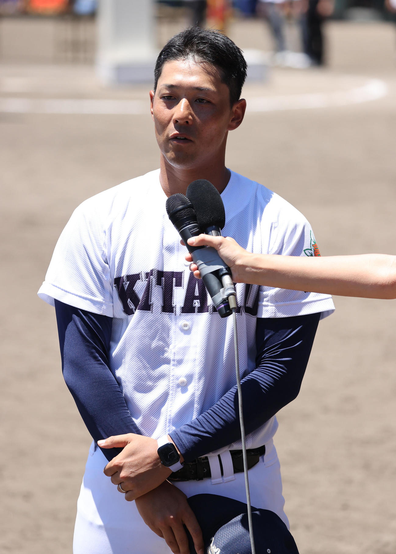 佐賀北対北陵　インタビューを受ける佐賀北本村監督（撮影・梅根麻紀）