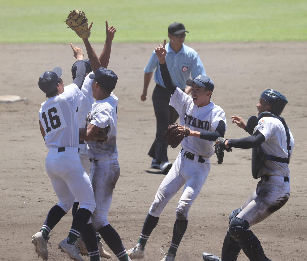 佐賀北対北陵　6年ぶり6回目の優勝を決めた佐賀北ナインは歓喜の表情でマウンドに集まる（撮影・梅根麻紀）