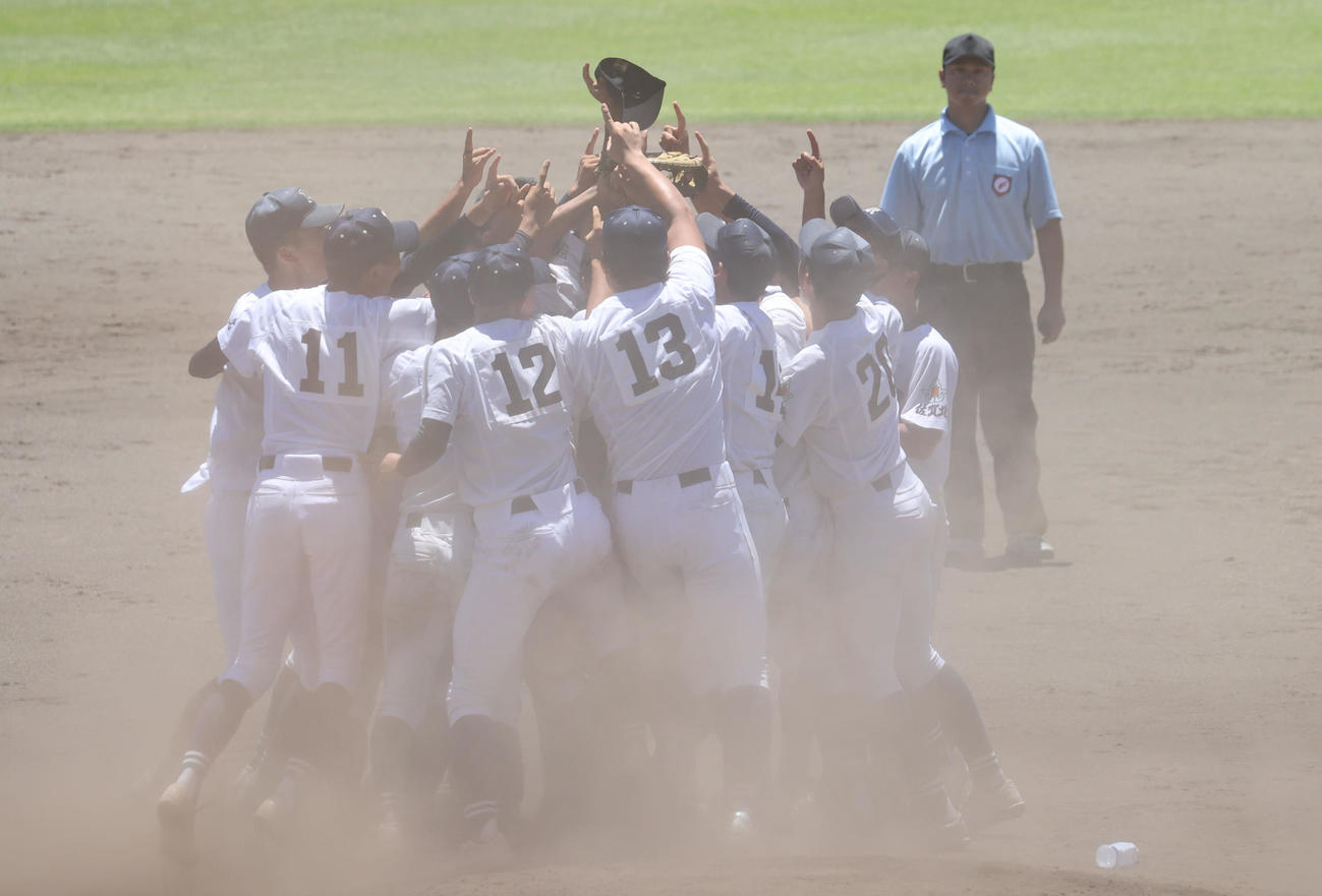 佐賀北対北陵　6年ぶり6回目の優勝を決めた佐賀北ナインは歓喜の表情でマウンドに集まる（撮影・梅根麻紀）