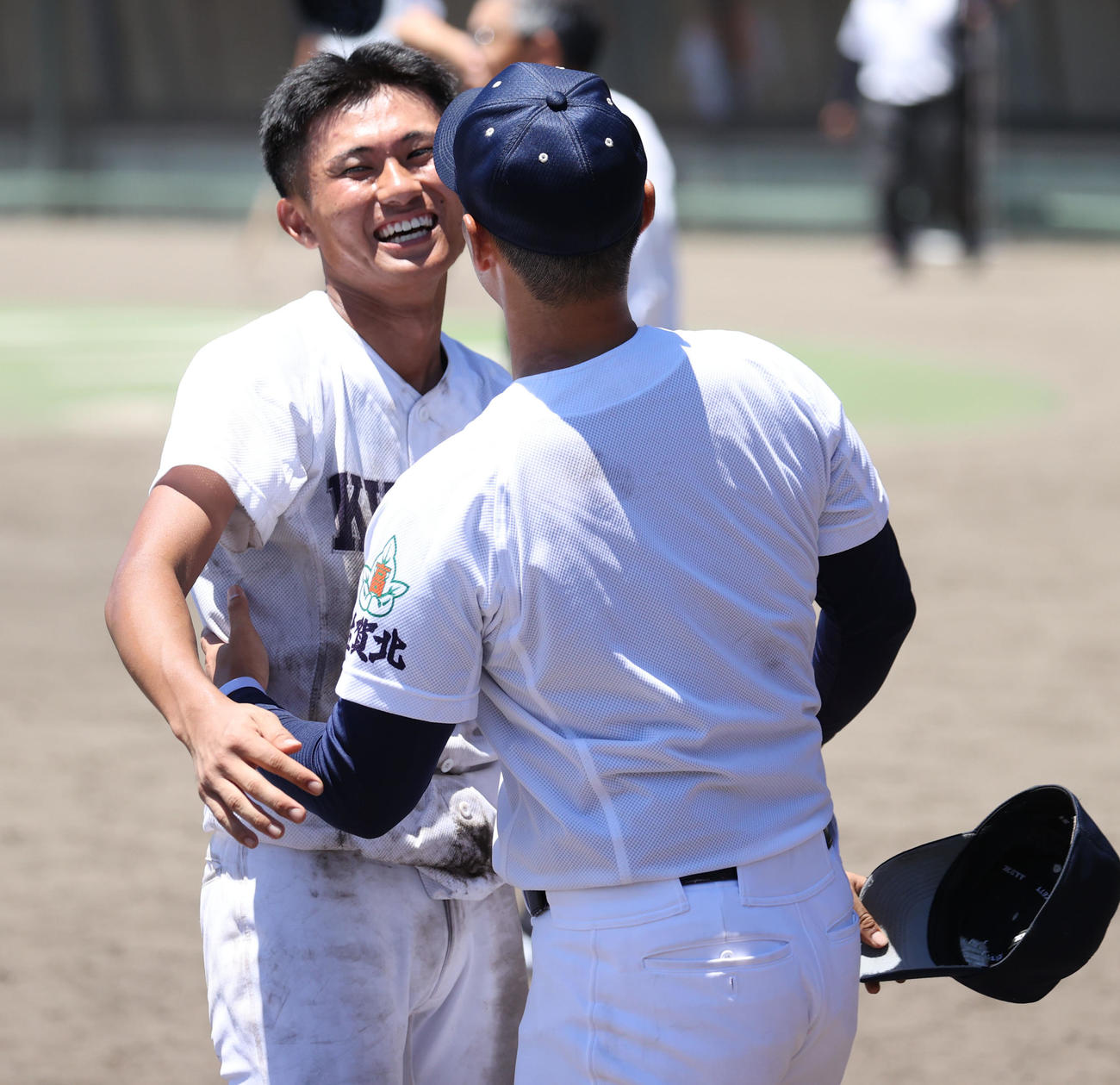 佐賀北対北陵　優勝を飾り本村監督と抱き合う佐賀北宮崎主将（撮影・梅根麻紀）