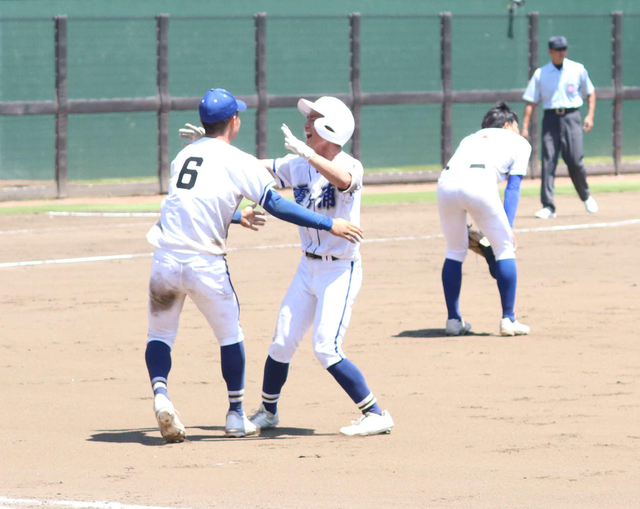 鹿島学園－霞ヶ浦　11回裏霞ヶ浦1死満塁、中前へサヨナラ打を放ち仲間と抱き合う原（撮影・寺本吏輝）
