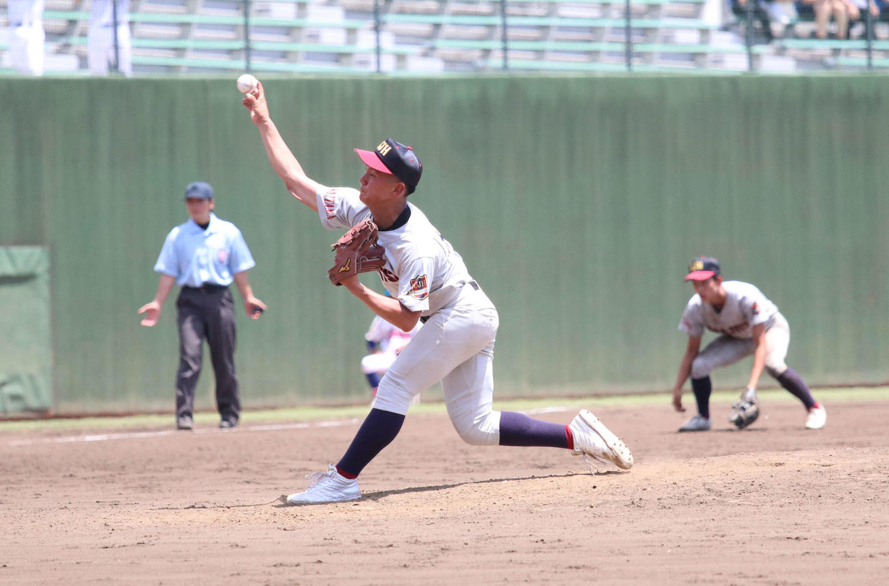 浦和実対西武学園文理　2番手として登板する浦和実・角国（撮影・山本佳央）
