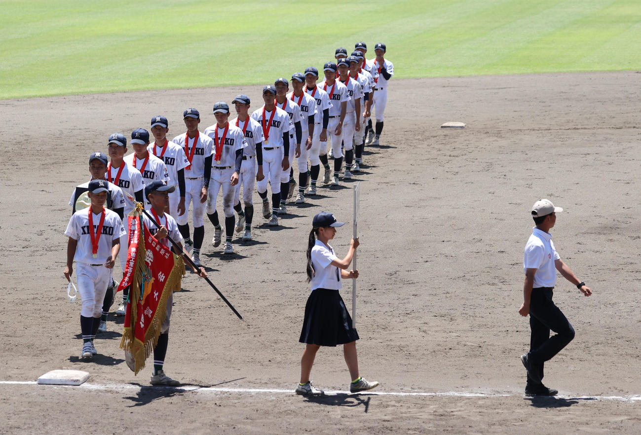 佐賀北対北陵　表彰式を終え、優勝旗を手にダイヤモンドを一周する佐賀北ナイン（撮影・梅根麻紀）