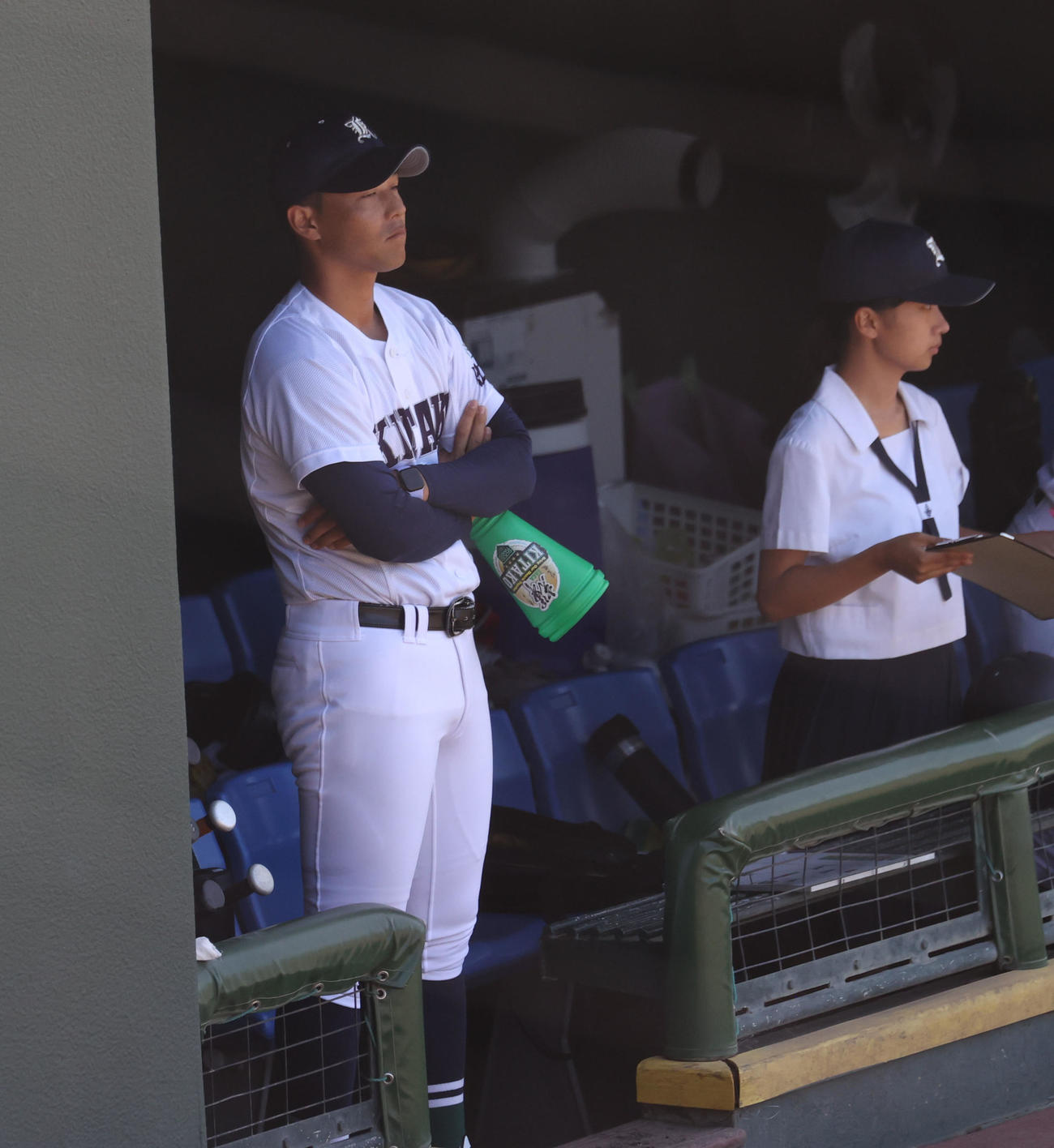 佐賀北対北陵　ベンチから戦況を見守る佐賀北本村監督撮影・梅根麻紀）