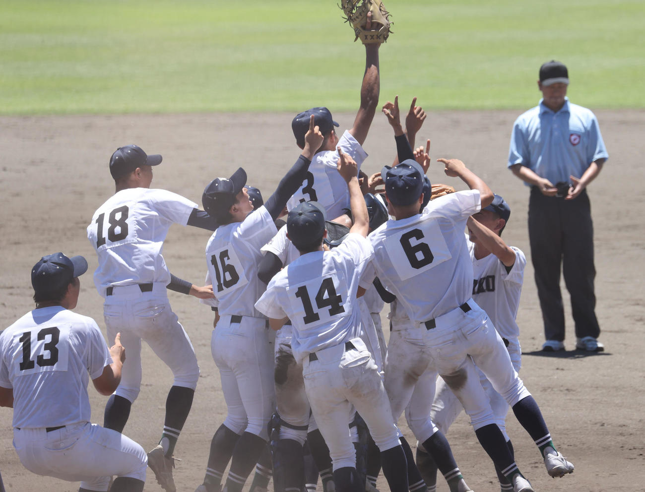 佐賀北対北陵　6年ぶり6回目の優勝を決めた佐賀北ナインは歓喜の表情でマウンドに集まる（撮影・梅根麻紀）