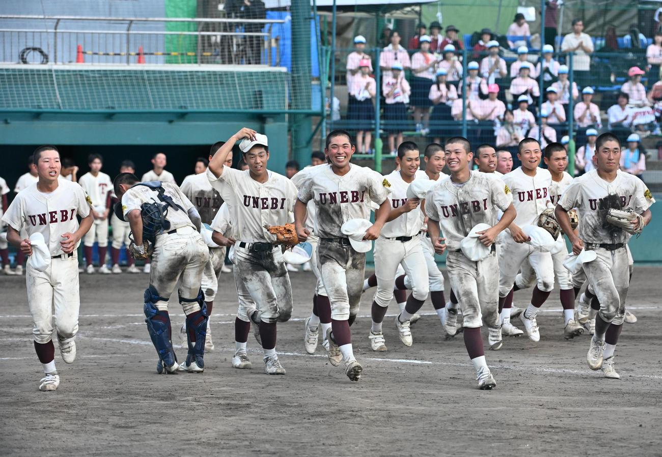 畝傍対高田　高田に勝利しスタンドに駆け出す畝傍ナイン（撮影・石井愛子）