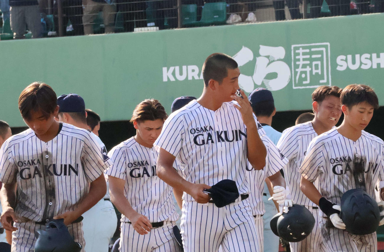 大院大高対近大付　試合後、涙を流す大院大高・長瀬大来（撮影・大西真生）
