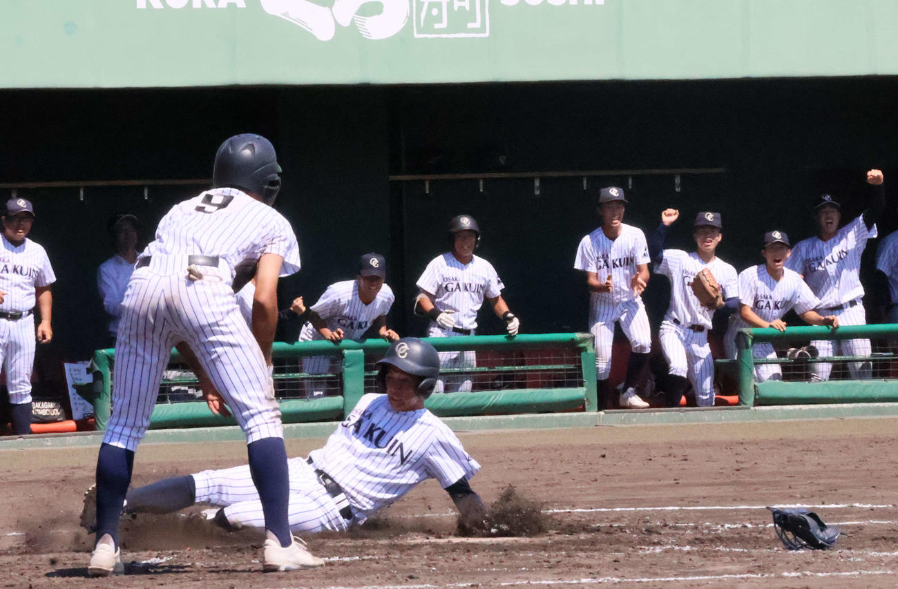 大院大高対近大付　2回表、柿谷樹希哉と柳本純希が本塁に戻りを2点を先制する（撮影・大西真生）