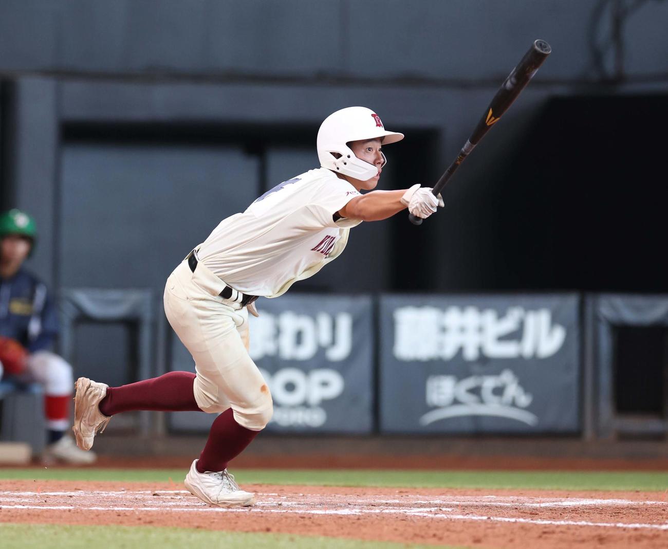 帯広大谷対旭川志峯　8回裏旭川志峯2死三塁、一前適時内野安打を放つ億貞（撮影・黒川智章）