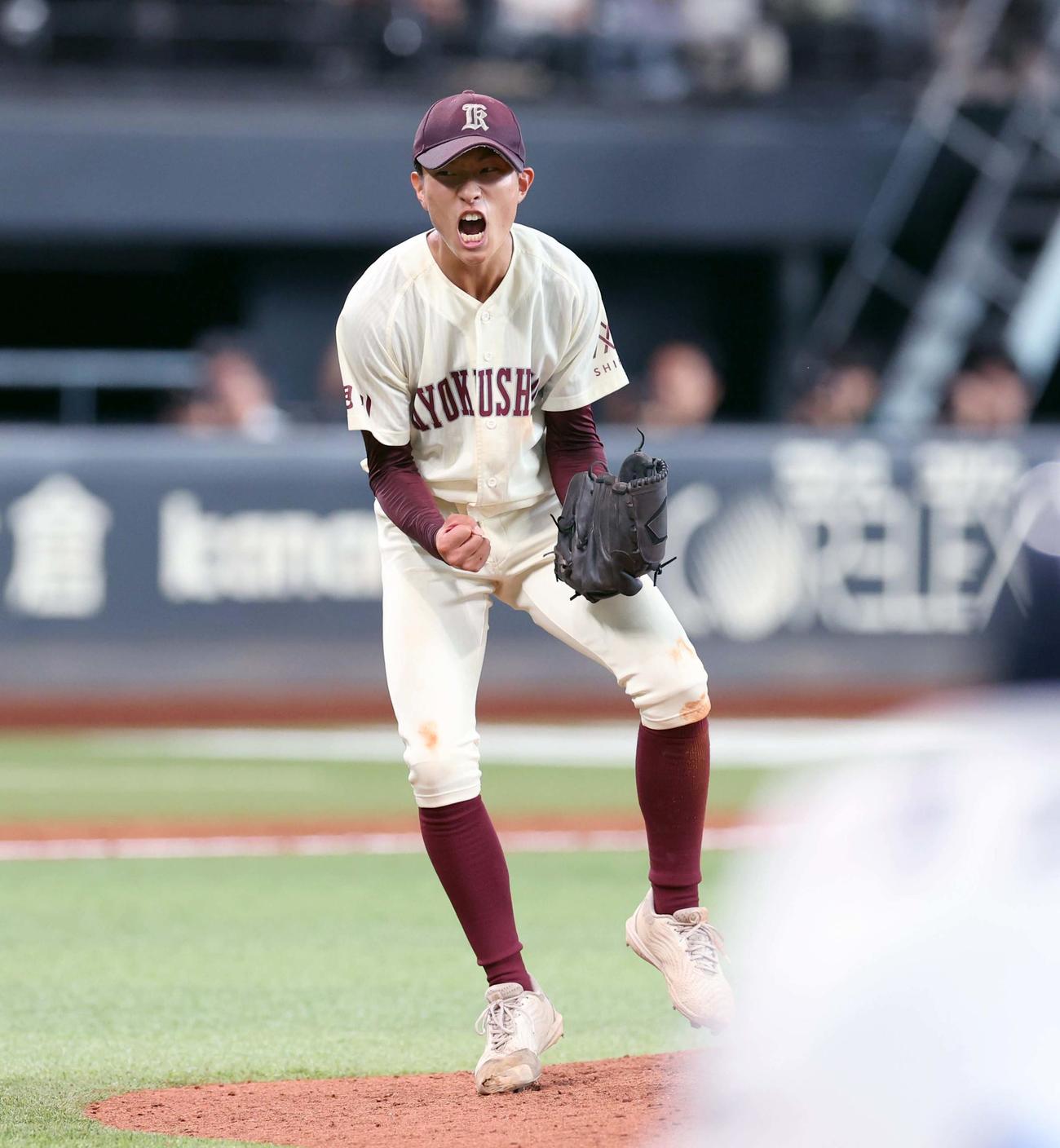 帯広大谷対旭川志峯　9回表、最後の打者を三振にとりガッツポーズで叫ぶ宝泉（撮影・黒川智章）