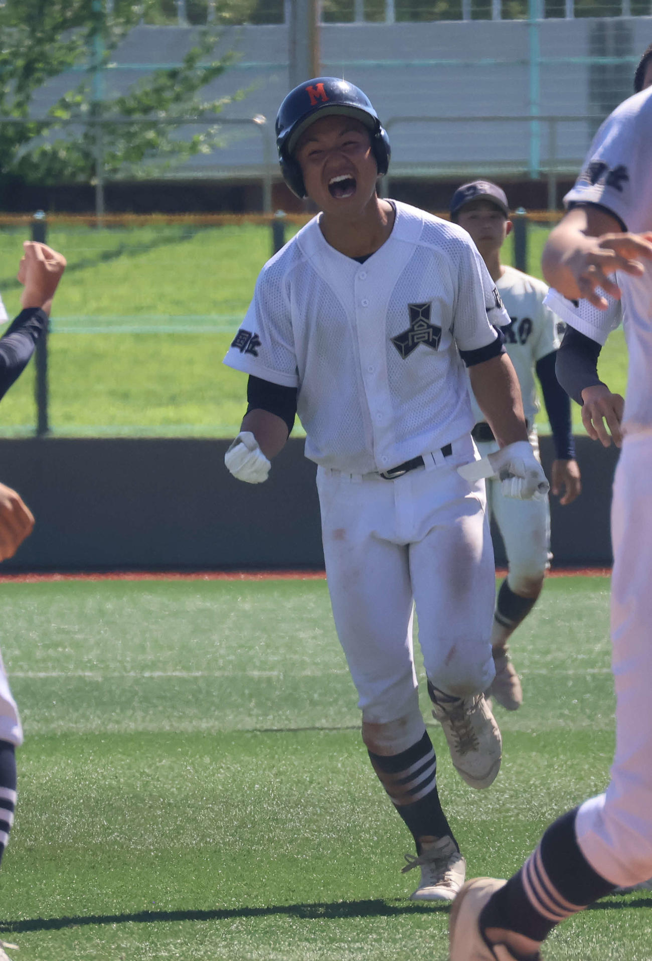 高校野球大阪大会4回戦　三国丘対城東工科・東大阪みらい工科　9回裏2死満塁から左越えのサヨナラ打を放ち喜ぶ三国丘・田原（撮影・佐藤奨真）