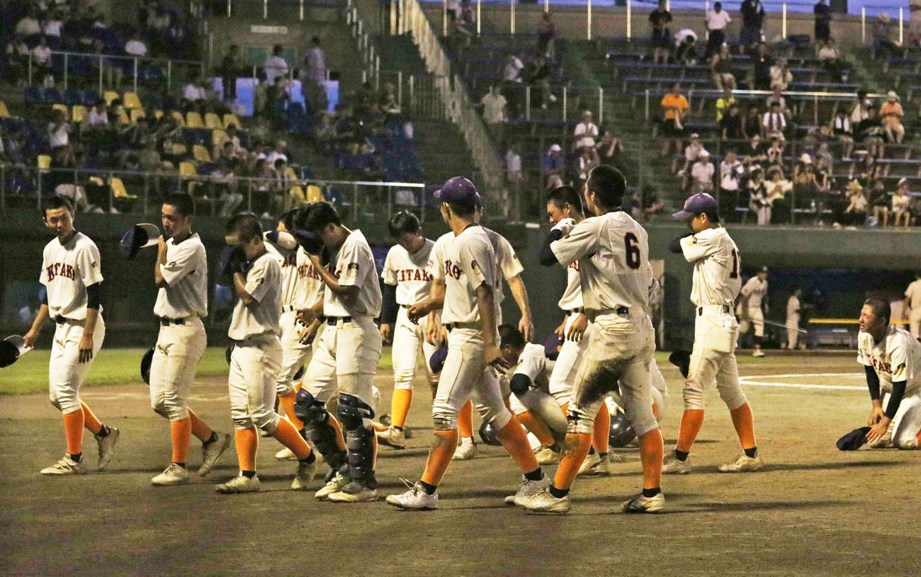 大宮北対聖望学園　試合に敗れ涙を流す大宮北ナイン（撮影・山本佳央）