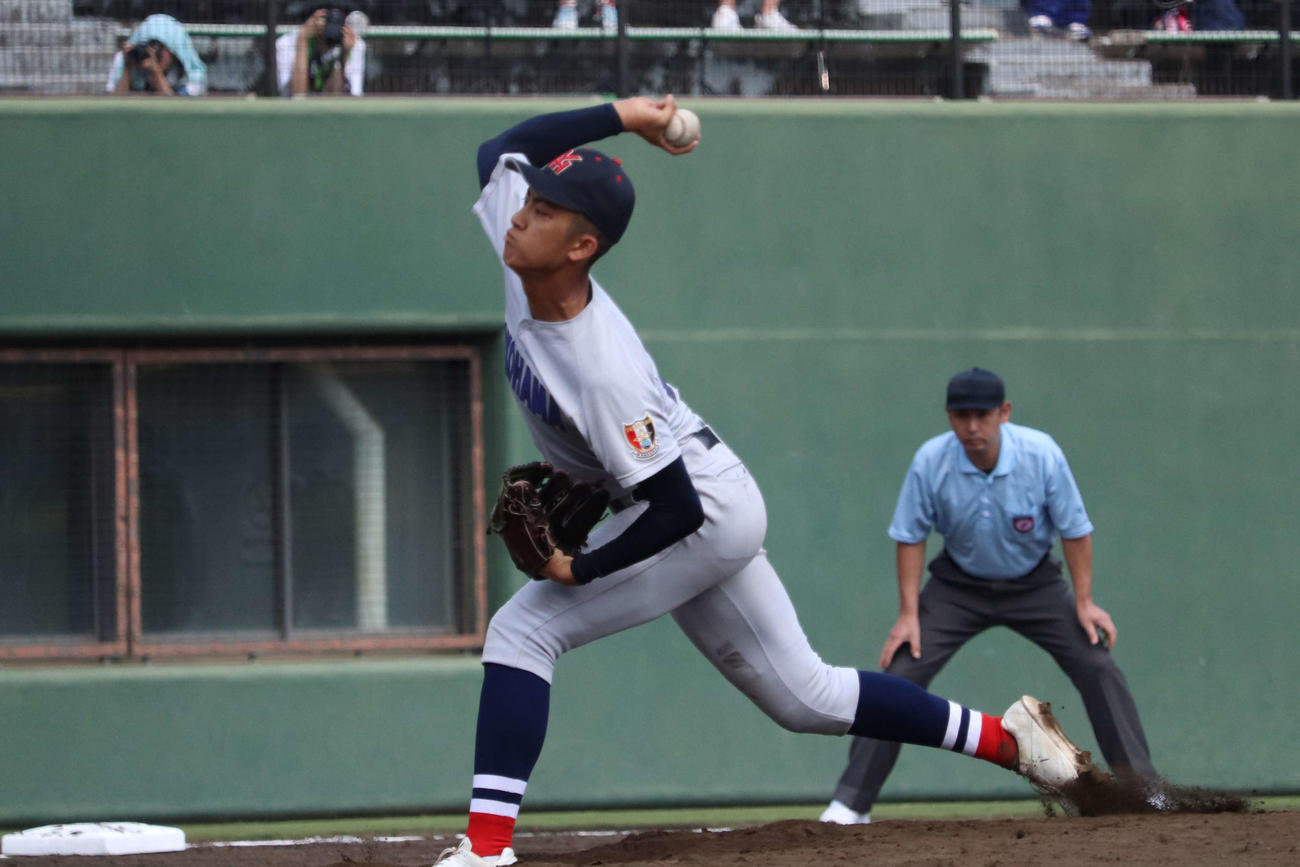 2回、途中から3番手として登板した横浜の織田（撮影・保坂淑子）