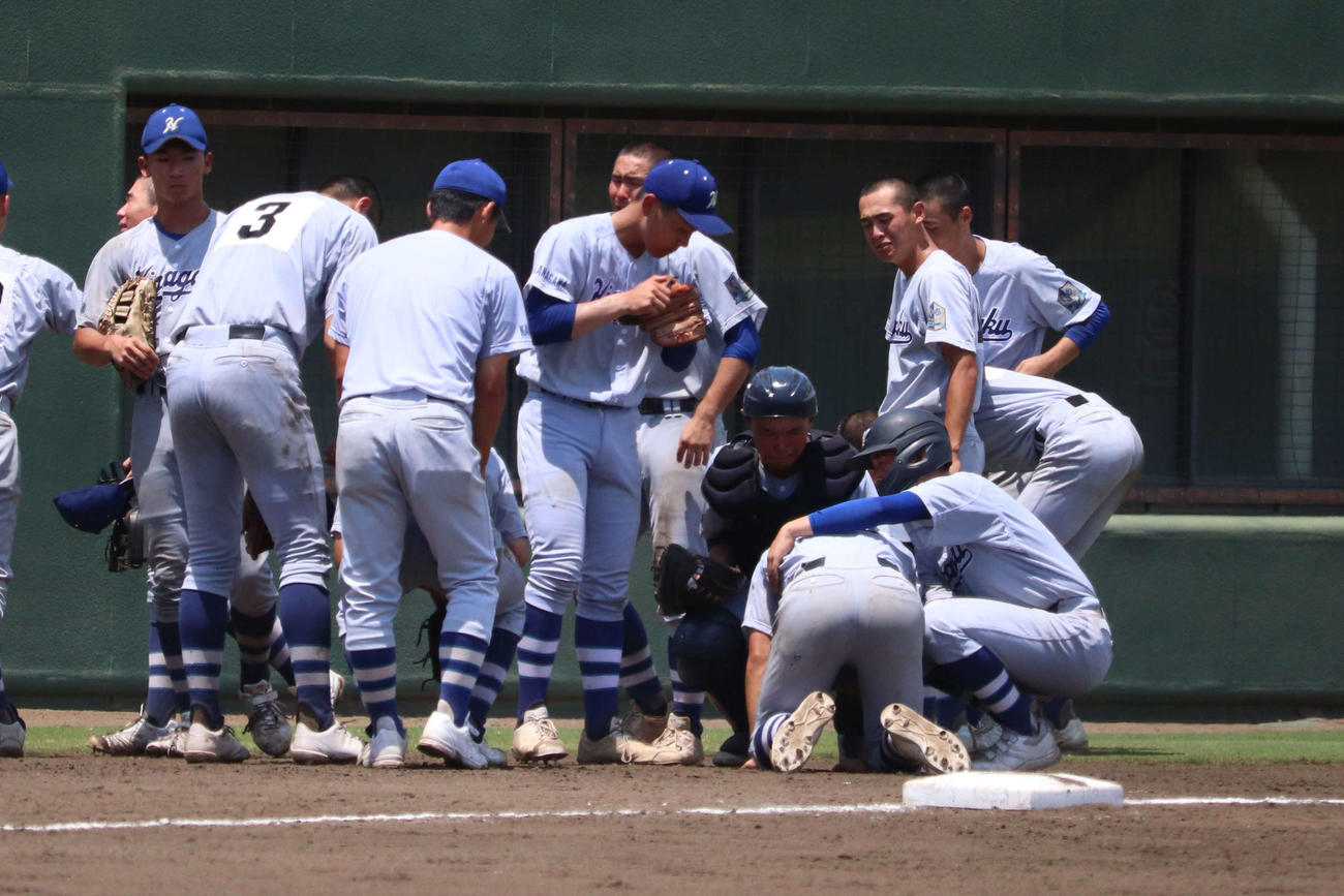 サヨナラで敗戦し、スタンドへのあいさつの後、チームメートから支えられる平塚学園の山口（写真中央）（撮影・保坂淑子）