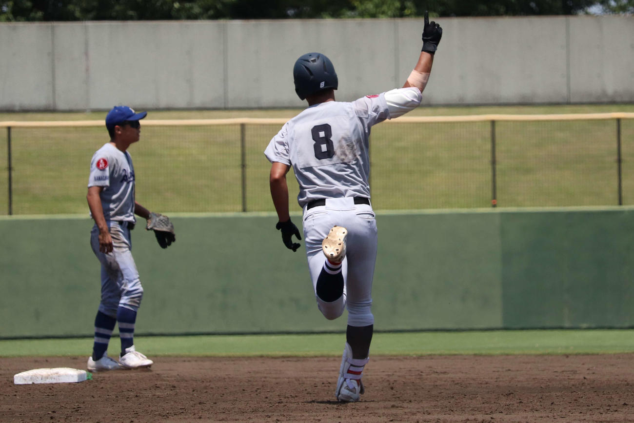 9回裏、2死二、三塁からサヨナラの右越え適時2点二塁打を放ち、ガッツポーズを見せながらダイヤモンドを走る横浜の阿部葉（撮影・保坂淑子）