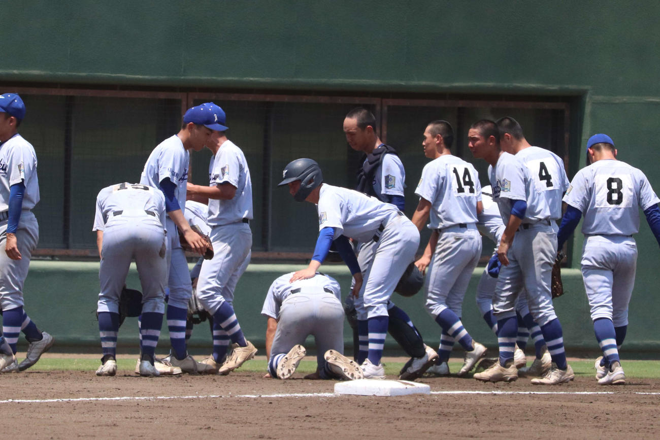 サヨナラで敗戦し、スタンドへのあいさつの後、泣き崩れる平塚学園の山口（写真中央）（撮影・保坂淑子）