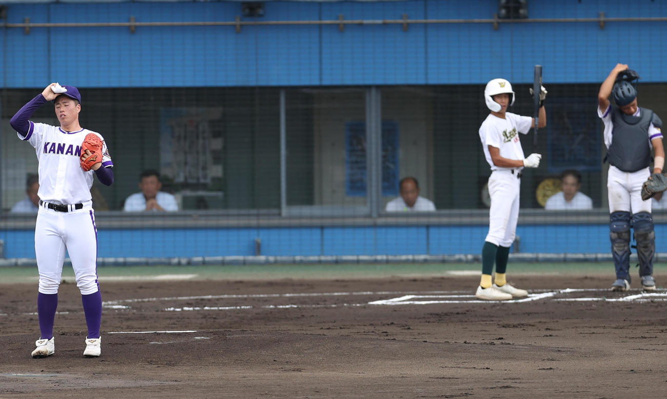鹿角対金足農　最初の打者を迎え集中する金足農・吉田（撮影・水谷安孝）
