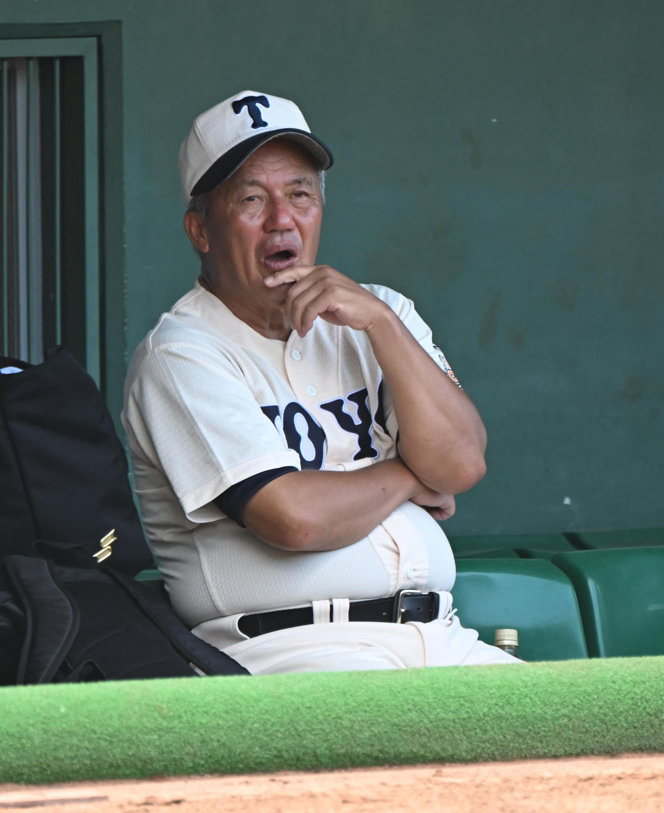 明石商対東洋大姫路　ベンチ前で指揮を執る東洋大姫路・岡田監督（撮影・和賀正仁）