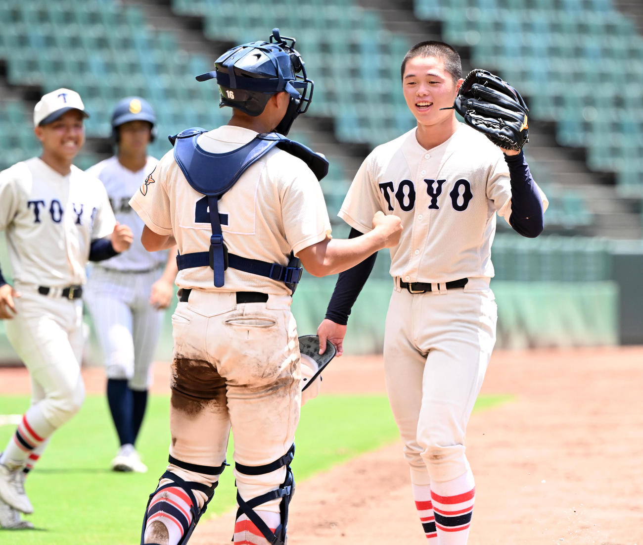 明石商対東洋大姫路　9回表明石商2死二、三塁、代打大塚を空振り三振にとり試合終了、捕手桑原（左）とタッチする木下（撮影・和賀正仁）