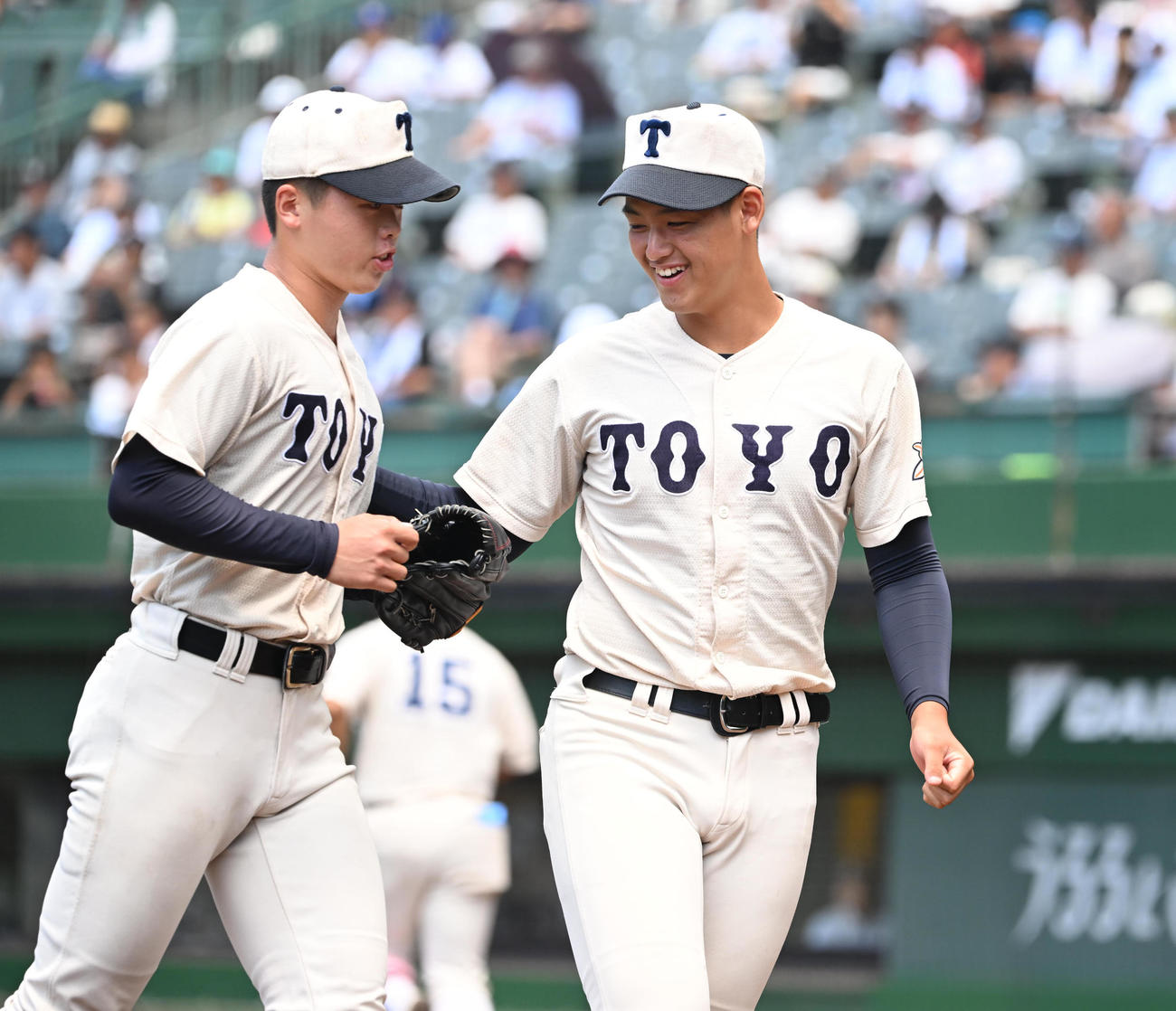 明石商対東洋大姫路　4回を終え先発の木下（左）を迎える阪下（撮影・和賀正仁）