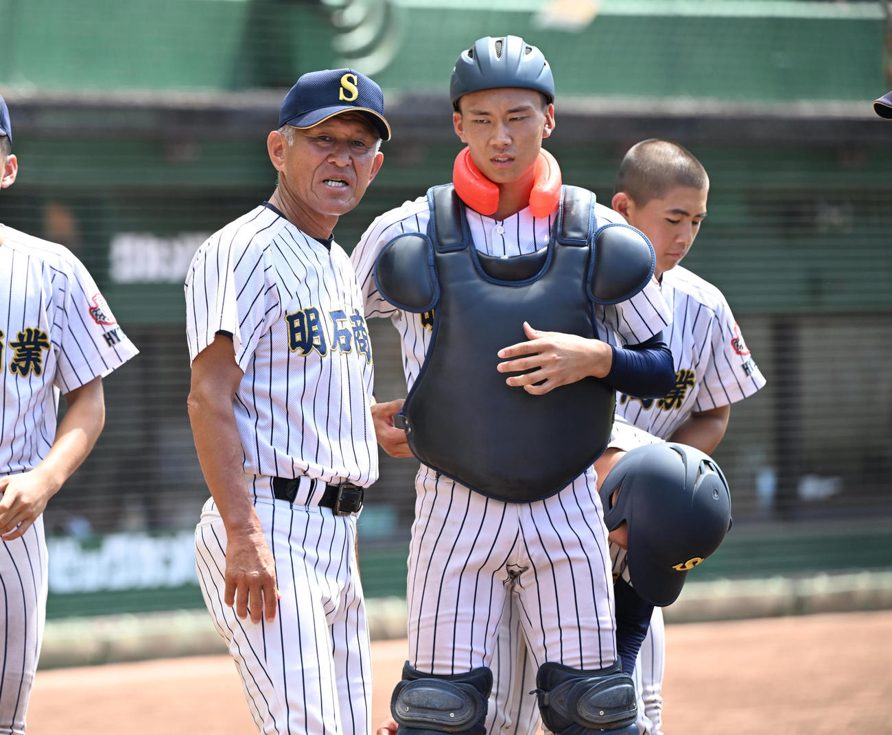 明石商対東洋大姫路　ベンチ前で円陣を組む明石商・狭間監督（撮影・和賀正仁）