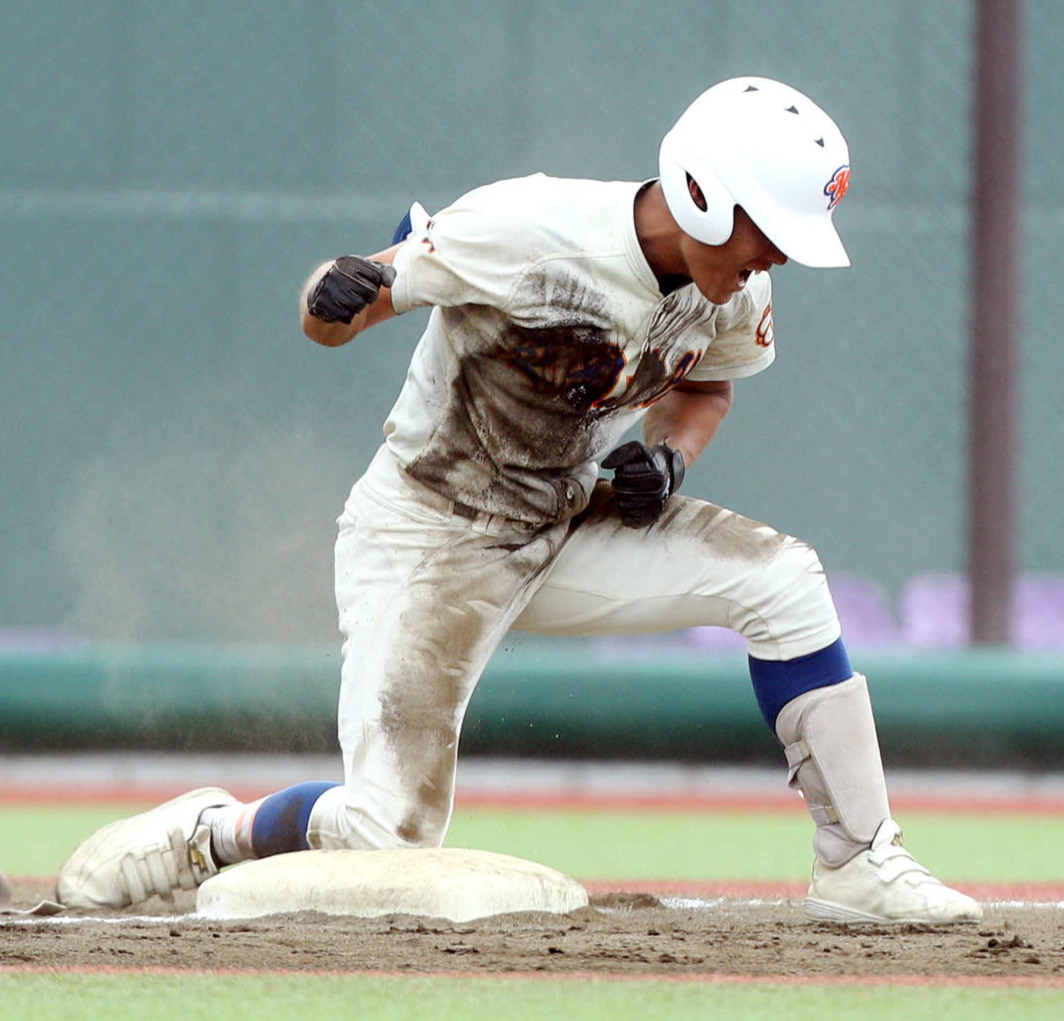 盛岡誠桜対盛岡大付　4回裏盛岡大付2死一、二塁、三塁打を放ち、ガッツポーズする盛岡大付・坂本（撮影・木村有優）