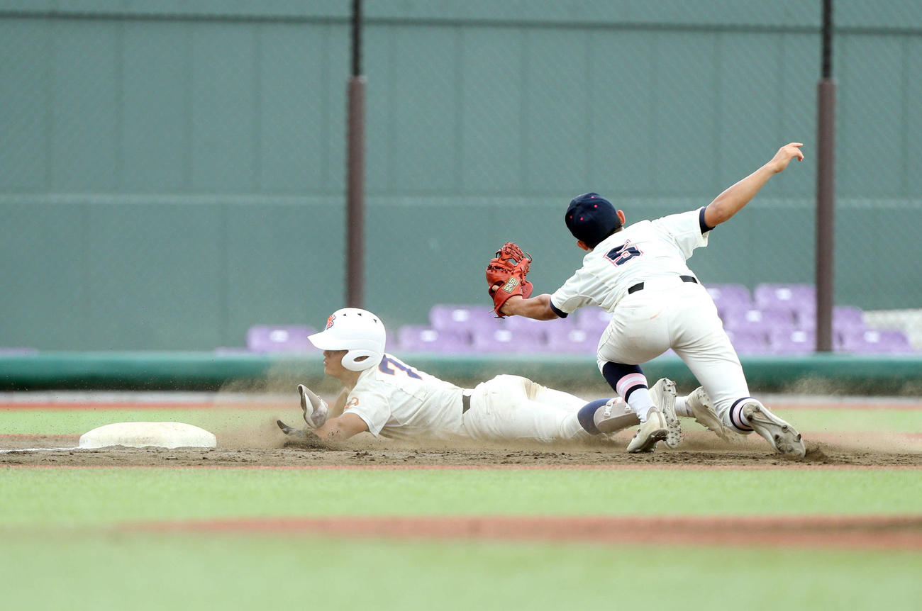 盛岡誠桜対盛岡大付　4回に三塁へヘッドスライディングする盛岡大付・坂本（撮影・木村有優）