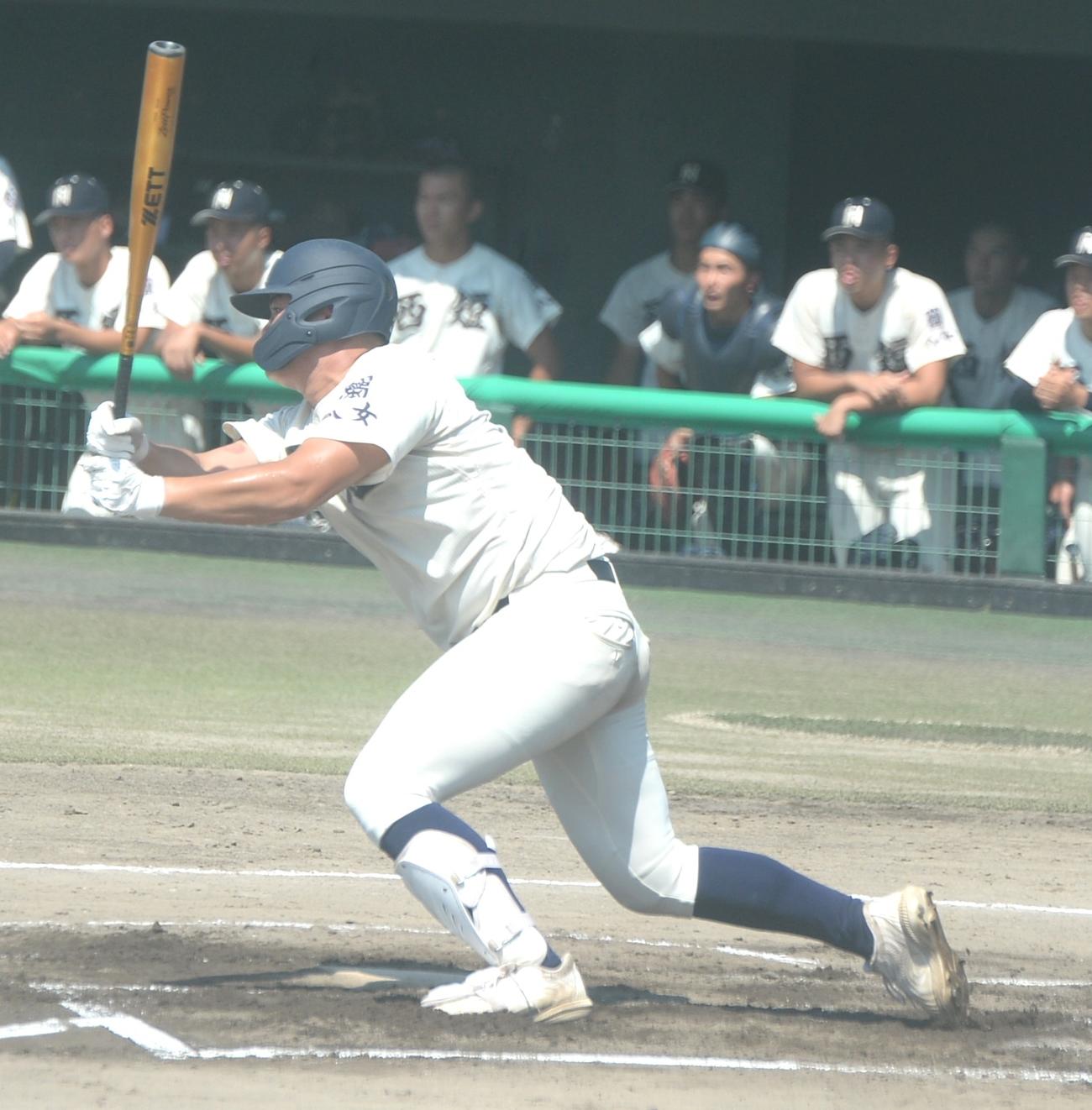東福岡対西日本短大付　1回裏西日本短大付2死三塁から先制適時打を放つ佐藤（撮影・佐藤究）