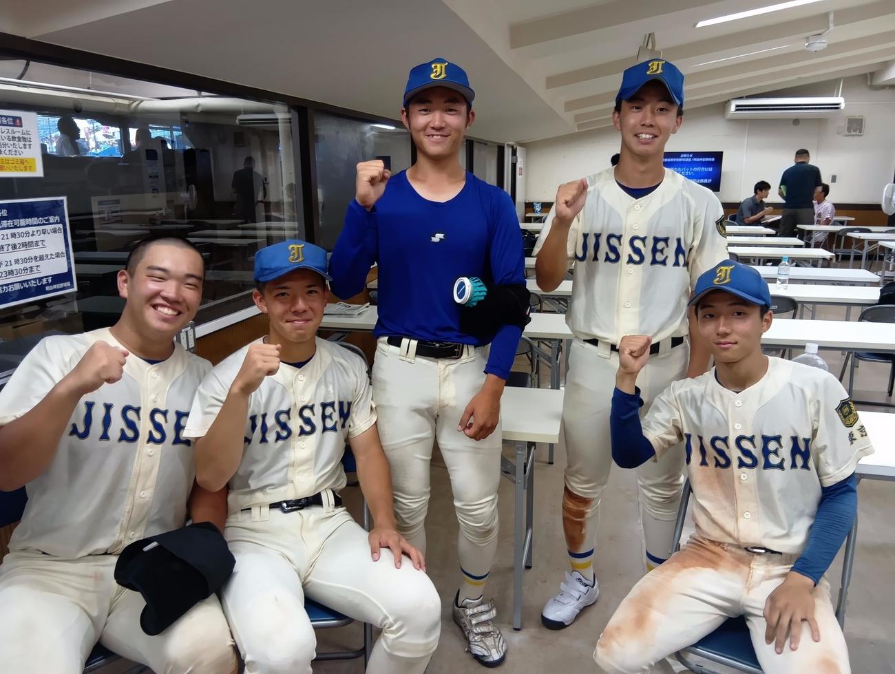 実践学園のエース新渡戸佑投手（中央）は初の4強を決めて、ナインとともにガッツポーズ