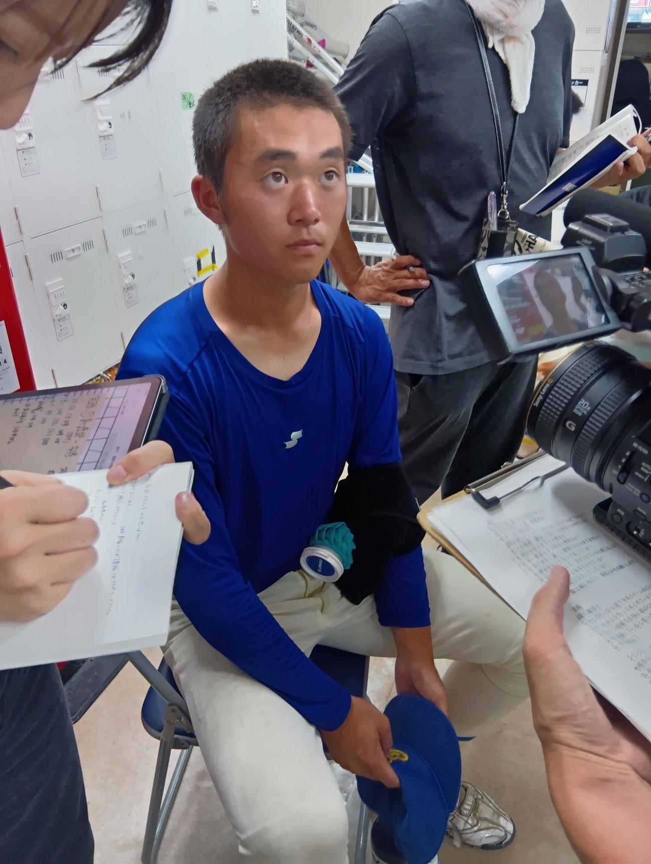 実践学園のエース新渡戸佑投手は公式戦初完投後、報道陣の取材に答える