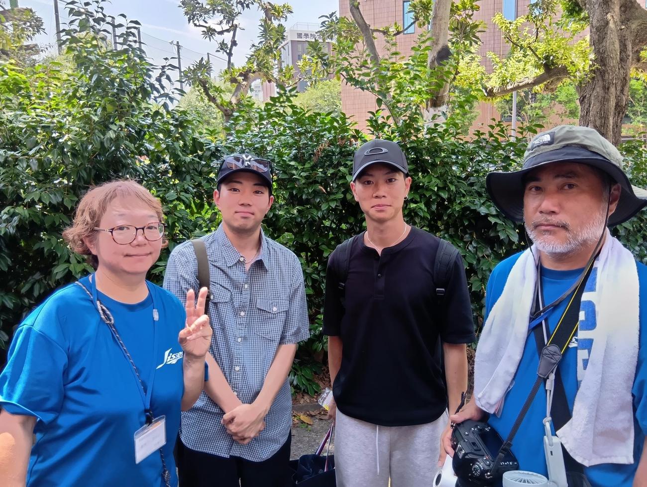 実践学園のエース新渡戸の両親と兄2人は大島から応援に駆けつけた（左から母身江子さん、次男洸さん、三男漣さん、父敏三さん）