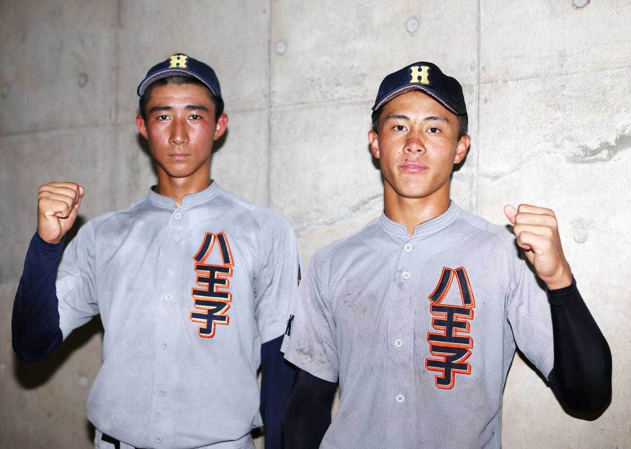 明星対八王子　試合後、写真に納まる八王子・古山（左）と新井（撮影・河田真司）